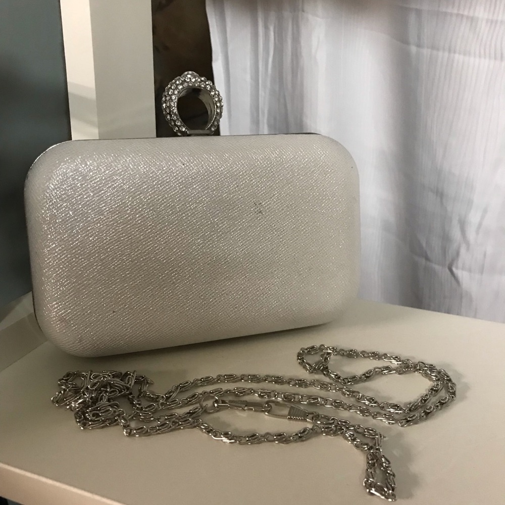 Clutch color white with silver with chain